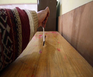   مصر اليوم - أعضاء من الأحزاب المقاطعة للانتخابات فى نيبال تخطف صناديق الاقتراع