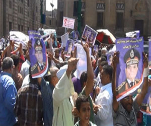   مصر اليوم - استقرار نسبي في ميدان التحرير بين مؤيدي ومعارضي السيسي