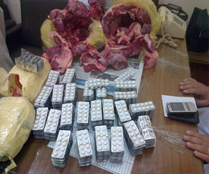 مصر اليوم - راكب يحاول تهريب 640 قرصًا مخدرًا إلى السودان