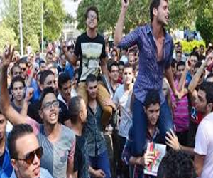   مصر اليوم - مؤيدو الجيش في دمياط يحتلون ميدان الساعة وسط مسيرات بالسيارات