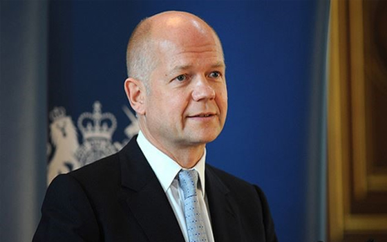   مصر اليوم - هيغ يعلن أنَّ بريطانيا ستزوِّد المجلس العسكري السوريَّ المعارض أسلحة غير فتاكة