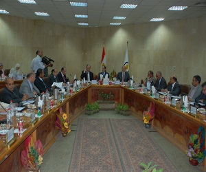   مصر اليوم - مجلس جامعة أسيوط يُعيِّن المحافظ حماد عضوًا به