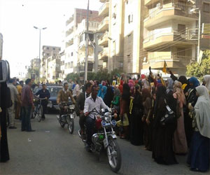   مصر اليوم - سلسلة بشرية من تمرّد سوهاج إحياءً لذكرى محمد محمود