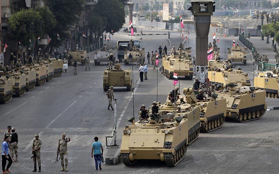   مصر اليوم - إخلاء التحرير من المتظاهرين عقب اشتباكات في ذكرىمحمد محمود