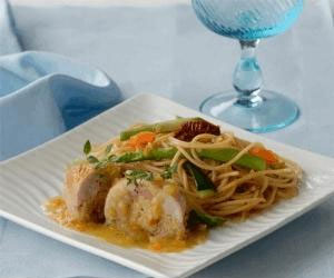   مصر اليوم - طيور الفرِّي المشوية مع حشوة الخبز وباستا لينغويني مع الخضار