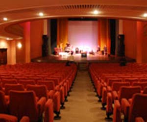 مصر اليوم - تاسكي أجمل فتيات الصحراء تعرض في المهرجان الدولي لأبالسا