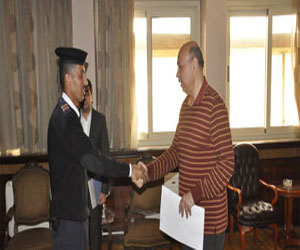   مصر اليوم - اللواء أسامة الصغير يكرم أمين شرطة