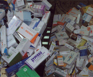   مصر اليوم - ضبط أدوية منتهيّة الصلاحيّة في صيدليات طهطا