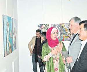   مصر اليوم - التشكيلية خلود أبو حجلة تقدم الوجه الانساني للمرأة في لوحاتها