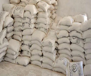 مصر اليوم - ضبط طن ونصف دقيق مدعم قبل بيعها بالسوق السوداء في المنيا