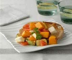   مصر اليوم - الكوسا الصغيرة المخبوزة مع اليقطين والجبنة