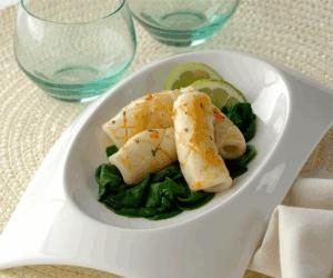   مصر اليوم - الحبّار المشوي مع السبانخ المذبَّلة والزبدة