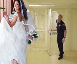   مصر اليوم - اعتقال عروس عضت عريسها في ليلة الزفاف