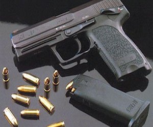   مصر اليوم - ضبط طبنجة صوت بصحبة راكب لدى عودته من إيطاليا