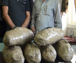   مصر اليوم - القبض على عاملين وبحوزتهم  بندقية آلية وكمية من مخدر البانجو