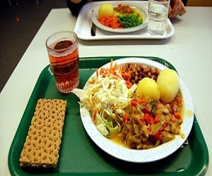   مصر اليوم - الوجبة المدرسيّة تسمم 20 طفلاً في سوهاج