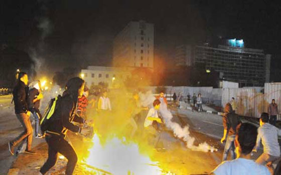   مصر اليوم - النائبُ العام يأمرُ بالتحقيّق في واقعةِ حرق العلم المصري في التحرير الخميس
