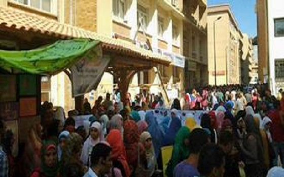   مصر اليوم - طلاب الجامعات المصريّة يتظاهرون بين مؤيد ومعارض للأحداث السياسيّة