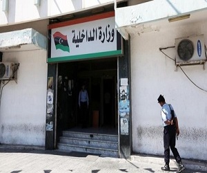 مصر اليوم - وزارة الدفاع الليبية تتسلّم معسكر أحد الكتائب المسلّحة في طرابلس