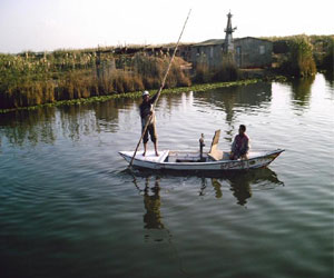   مصر اليوم - وفد من المقاولين العرب يتفقد بحيرة إدكو لزيادة عمقها وتطهيرها