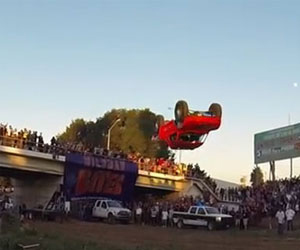   مصر اليوم - مغامر يدور 360 درجة بسيارة في الهواء