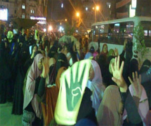   مصر اليوم - وقفة احتجاجية لمؤيدي مرسي أمام مسجد حمزة في السويس