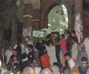   مصر اليوم - آلاف الجماهير تشيع جنازة شهيد الدقهلية في حادث أتوبيس سيناء