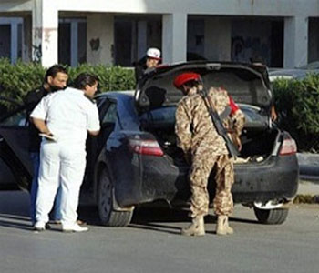   مصر اليوم - النائب الليبيّة سعاد سلطان تحمل قنبلة يدويّة