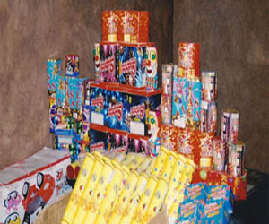   مصر اليوم - إحباط محاولة تهريب 20 طن ألعاب نارية من شنغهاي إلى ميناء دمياط