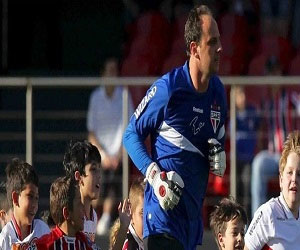 مصر اليوم - الحارس سيني يعادل الرقم القياسي لبيليه