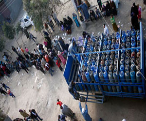   مصر اليوم - ضبط سائق مشروع البوتجاز في الفيوم يبيع حمولة السيارة في السوق السوداء