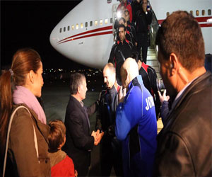   مصر اليوم - الملك يفاجئ نشامى المنتخب ويستقبلهم لدى وصولهم إلى مطار ماركا