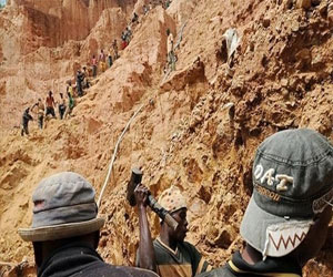   مصر اليوم - ضبط 5 سودانيين أثناء التنقيب عن الذهب في أسوان