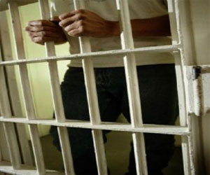 مصر اليوم - حبس 4 متهمين 15 يوماً بعد ضبطهم بـ 60 كيلو هيروين و110 حشيش