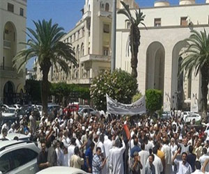   مصر اليوم - تجمع أهالي وسكان طرابلس يعلن عن استمرار العصيان المدني والاحتجاج حتى تنفيذ القرارين 27 و53