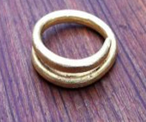   مصر اليوم - امرأة تعثر على خاتم ذهبي عمره أكثر من ألفي سنة في السويد