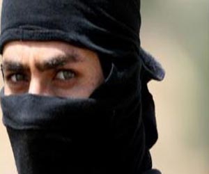   مصر اليوم - ملثم يطلب من سائقة فى بريطانيا توصيل قنبلة إلى قسم الشرطة