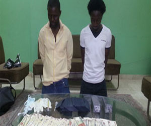   مصر اليوم - ضبط 51 ألف جنيه مزورة وأدوات تزييف عملات بحوزة أفريقيين بكفر الشيخ