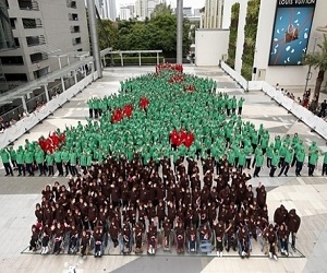   مصر اليوم - أكبر شجرة عيد ميلاد بشرية في تايلاند