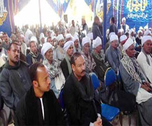   مصر اليوم - لجنة المصالحة في قنا تُنهِي خصومة ثأريَّة بحضور 5 آلاف مواطن