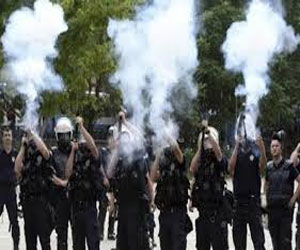   مصر اليوم - اشتباكات بين الشرطة وممثلي النقابات المحتجين على سياسات التعليم في تركيا