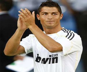   مصر اليوم - مشجعو ريال مدريد يدعمون رونالدو للفوز بالكرة الذهبية