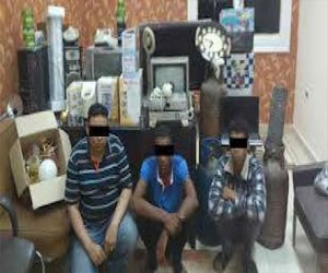   مصر اليوم - القبض على ثلاثة عاطلين وسيدة تخصص سرقة المحلات في القاهرة