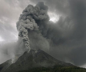   مصر اليوم - إندونيسيا تعلن التحذير بشأن ثوران بركان في سومطرة