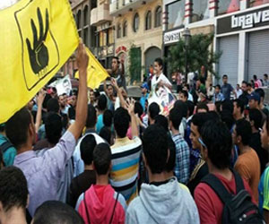   مصر اليوم - عشرات الطلاب من الإخوان ينظّمون مسيرة في قنا