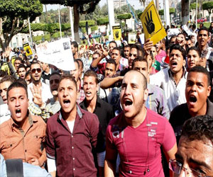   مصر اليوم - طلاب الإخوان يُنظِّمون تظاهرة في جامعة سوهاج