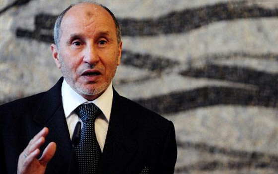   مصر اليوم - عبد الجليل يوضح أنَّهم لا يقبلون النتيجة التي تفضي إلى أنّ الإمام استشهد