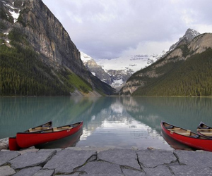 مصر اليوم - منتجع كندي على شاطيء بحيرة لويز وبين قمم جبال الروكي