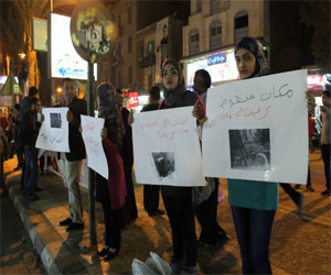   مصر اليوم - وقفّة احتجاجيّة للمطالبةِ بالقصاصِ لزيّنة في السويّس