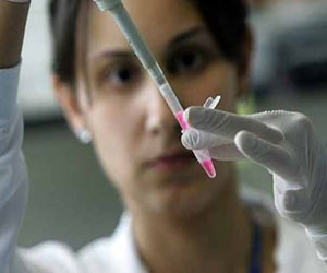   مصر اليوم - عرض مسرحية ومحاضرة حول مرض سرطان الثدي في مدرسة في الأردن